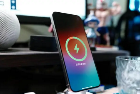和静苹果15换屏服务分享用什么充电器给iPhone15充电更好 